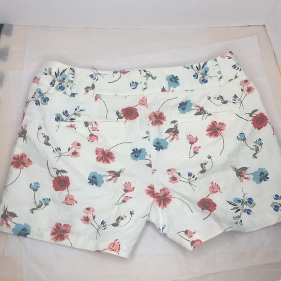 Loft The Riviera Short in cream with floral pint - Picture 2 of 8